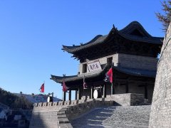 ”坐的群山之巅